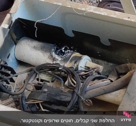 חלקי מזגן שרופים עם חוטים חשמליים פגומים